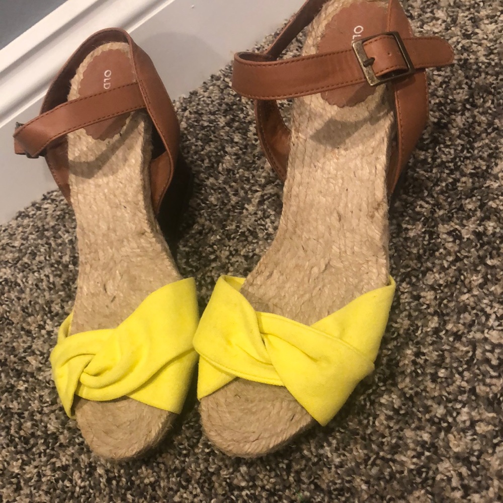 Old Navy yellow wedge size 9